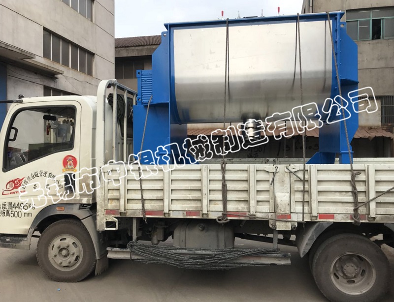 2000L螺帶混合機發往鹽城